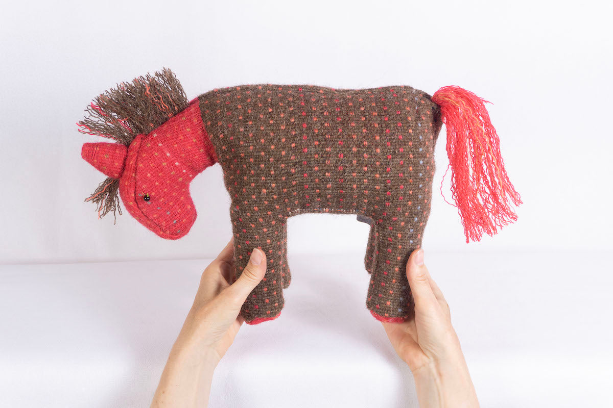 KUSCHELMONSTER, Textilskulpturen mit Charakter