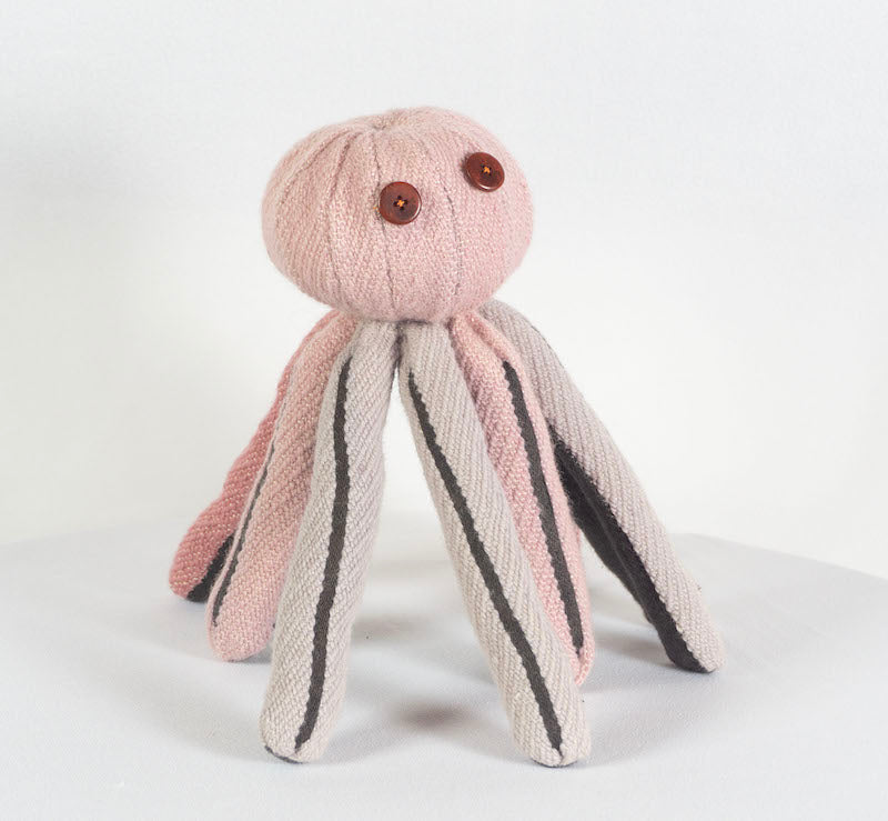 KUSCHELMONSTER, Textilskulpturen mit Charakter
