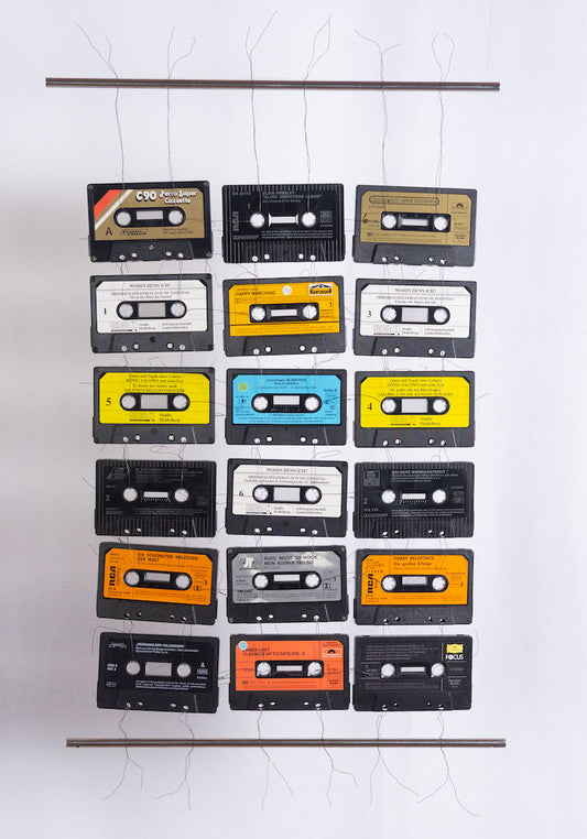 TAPE-MIX Collage aus leergeräuberten Kassettenhüllen